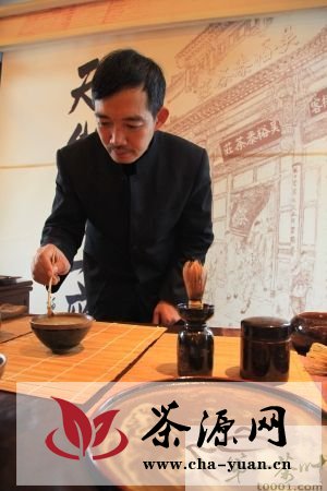 章志峰演示“茶百戏”。